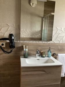 MazaricosA Quinta de Bouzas的一间带水槽和镜子的浴室