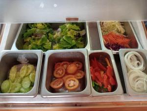 象岛温泉象岛度假村 的冰箱里装满了各种蔬菜