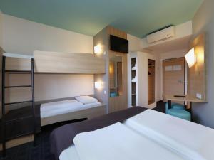 波茨坦波茨坦酒店的一间卧室配有两张双层床和一张书桌