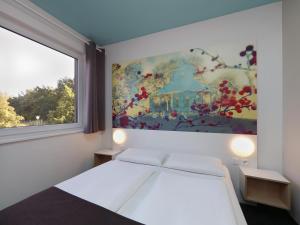 波茨坦波茨坦酒店的一间卧室配有一张壁画床