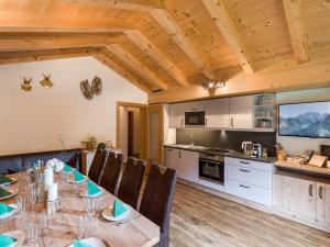 盖洛斯Appart Bergleben-Deluxe ****的厨房以及带桌椅的用餐室。