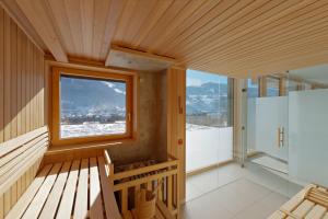 斯拉德明Sun Lodge Schladming by Schladming-Appartements的一间设有窗户的房间和一张长凳