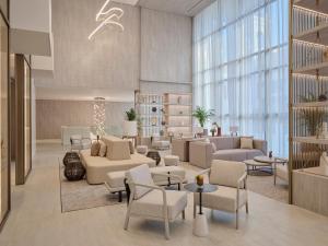 科威特Arabella Beach Hotel Kuwait Vignette Collection, an IHG Hotel的大堂设有带沙发和椅子的等候室