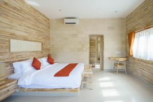 乌鲁瓦图Agaru Villa Uluwatu by The Lavana的一间卧室设有一张床和木墙