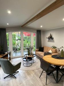 贝克贝亨Luxe Bos Cottage SERENDIPITY的客厅配有沙发和桌子