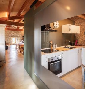 Sant Pere de TorellóEl Rebastral - Mas Vinyoles Natura的厨房配有白色橱柜和水槽