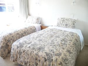 新普利茅斯Warm & welcome on Whiteley的一间卧室设有两张床和窗户。