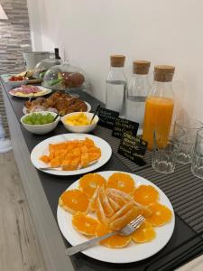 米拉佐Aqua B&B - Rooms and Apartments的自助餐,包括橙子和其他食物