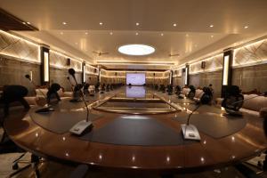 BulandshahrBurney Palace Hotel的大型会议室,配有桌椅