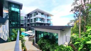 奥南海滩A404-nice Seaview One Bedroom At Ao Nang Beach的享有带游泳池的房屋外部景致
