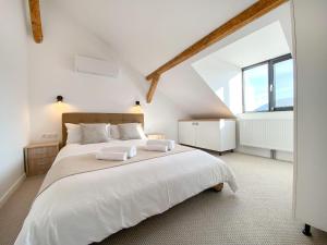 锡盖图马尔马切伊Vila Roza的白色卧室配有一张带白色床单的大床
