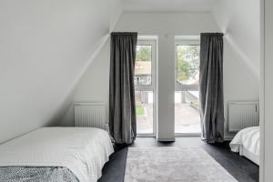 恩厄尔霍尔姆Newly built westcoast dream home的一间卧室设有一张床和一个大窗户