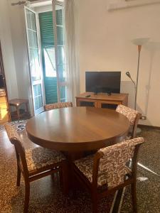 热那亚LEONE VACANZE的客厅配有电视,配有桌椅