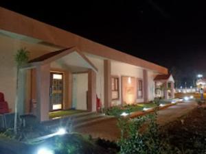 AurangābādGargee Surya Vihar Hotel & Resorts,Hotels and Resorts Aurangabad的街上灯火通明的建筑