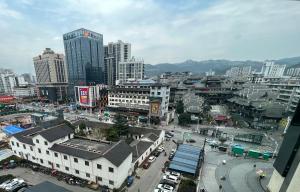 张家界Zhangjiajie ViVi Boutique Hotel的城市,有很多建筑和街道