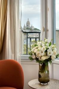 巴黎Artemisia Montmartre的花瓶坐在窗台上的花瓶