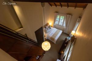 努沃勒埃利耶The Tapherini Bungalow的卧室享有上方的景致,配有1张床和1扇窗户。