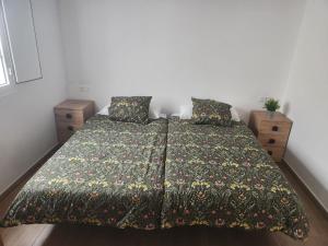 阿列塔HOUSE SAL Y MAR的一间卧室配有一张带彩色床罩的床