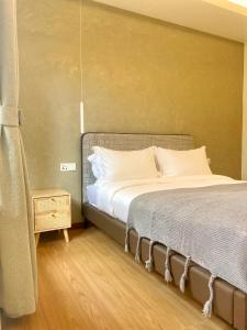 珍南海滩Attitude Resort Langkawi的卧室配有带白色枕头的大床
