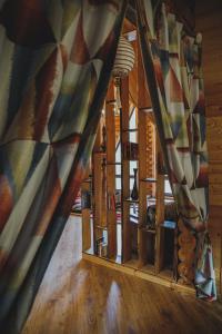 阿拉木图Sabay Sai Wooden Guesthouse in The National Park的铺有木地板的客房设有窗帘