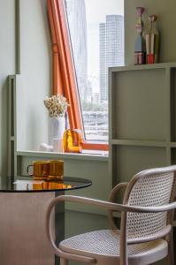 伦敦Locke at Broken Wharf的窗户房间里一张桌子和一把椅子