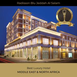 吉达Radisson Blu Hotel, Jeddah Al Salam的一座大建筑,上面有奖杯