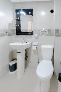 达赫拉PLAYA HOTEL的白色的浴室设有卫生间和水槽。