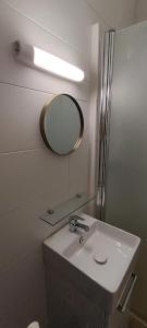 凯恩Sirius - SILS的一间带水槽和镜子的浴室