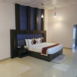 王舍城Aarunya Hotel And Resort的一间卧室,卧室内配有一张大床