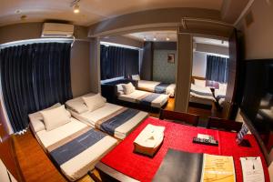 大阪e-stay namba 的小房间设有两张床和一张桌子