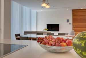 普罗塔拉斯Sunrise Seaview Villas的客厅里的桌子上放一碗水果