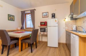 施图拜河谷新施蒂夫特Landhaus Toni的一间带桌子和冰箱的小厨房