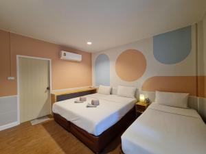 沙美岛Malibu Samed Resort的酒店客房带两张床和一间浴室