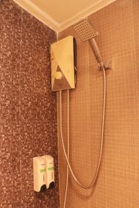 沙美岛Malibu Samed Resort的浴室角落的淋浴
