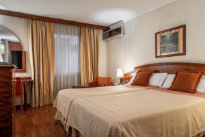 安道尔城ALEGRIA President的酒店客房设有床和窗户。