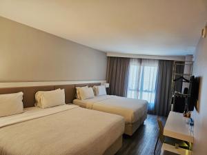 里约热内卢里约热内卢巴拉亚特兰帝卡国际酒店的酒店客房设有两张床和电视。