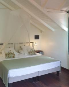 德赛Caraib'Bay Hotel的卧室配有一张白色大床