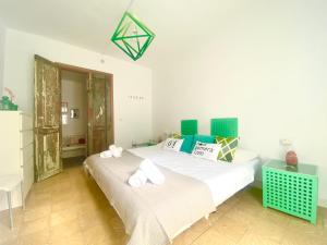 巴耶格兰雷伊Casa Rural Arturo的白色客房的两张床,拥有绿色色调