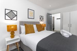 Walton on the HillHost Liverpool - Ideal for extended stays的一间卧室配有一张大床和两盏灯。
