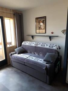 阿沃里亚兹Appartement Tilia - Avoriaz的客厅设有一张沙发,客厅设有窗户