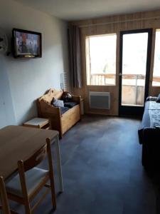 阿沃里亚兹Appartement Tilia - Avoriaz的一间设有床铺和墙上电视的房间