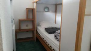 阿沃里亚兹Appartement Tilia - Avoriaz的一间小卧室,配有一张床和镜子
