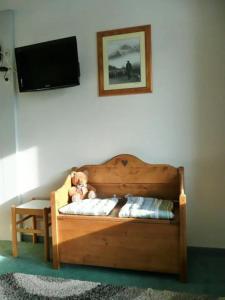 阿沃里亚兹Appartement Tilia - Avoriaz的坐在房间里床上的泰迪熊
