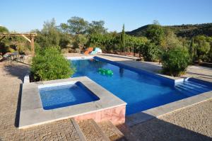 塔维拉Fazendinha - Tavira - Spacious and tranquil的庭院里的一个蓝色海水游泳池
