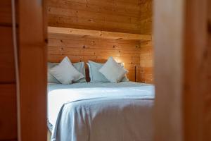 赞德沃特Chalet Zandvoort的一间卧室配有带白色床单和枕头的床。