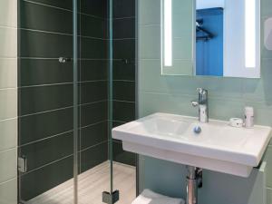 巴黎巴黎盖尔圣拉扎尔宜必思尚品酒店的一间带水槽和淋浴的浴室