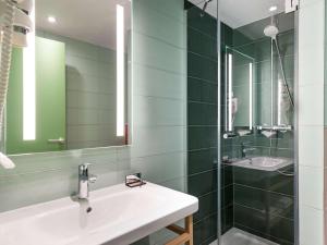 巴黎巴黎盖尔圣拉扎尔宜必思尚品酒店的一间带水槽和镜子的浴室
