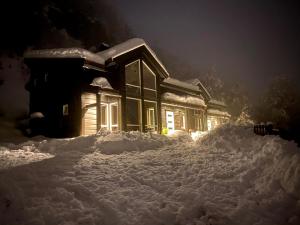 SaudaModerne hytte i Svandalen, Sauda - nær skisenter og natur的被雪覆盖的房子