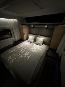 罗瓦涅米Santa`s luxury trailer的小房间的一个床位,上面有两个枕头