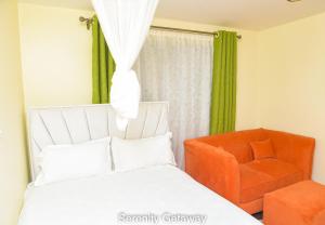 Serenity Getaway STUDIO apartment near JKIA & SGR with KING BED, WIFI, NETFLIX and SECURE PARKING客房内的一张或多张床位